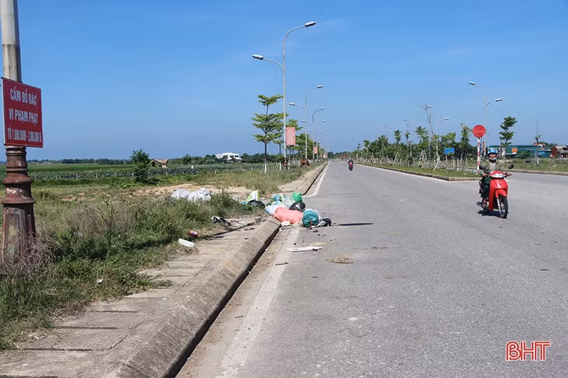 Tái diễn tình trạng rác chất đống trên đường Ngô Quyền, TP Hà Tĩnh