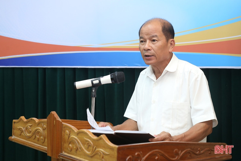 Chi đoàn Báo Hà Tĩnh trao tặng 15 sổ tiết kiệm cho các nạn nhân chất độc da cam