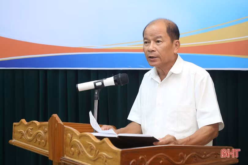 Chi đoàn Báo Hà Tĩnh trao tặng 15 sổ tiết kiệm cho các nạn nhân chất độc da cam