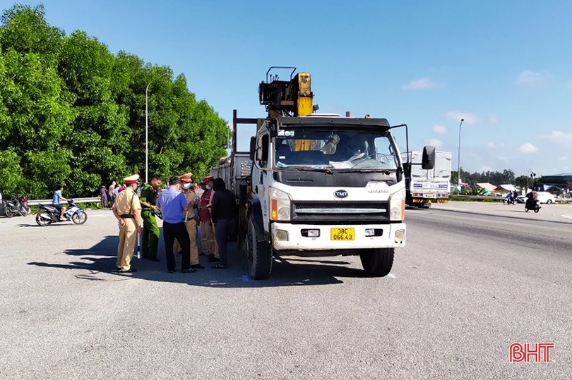 Hà Tĩnh: Va chạm giữa xe tải và xe máy điện, một phụ nữ tử vong