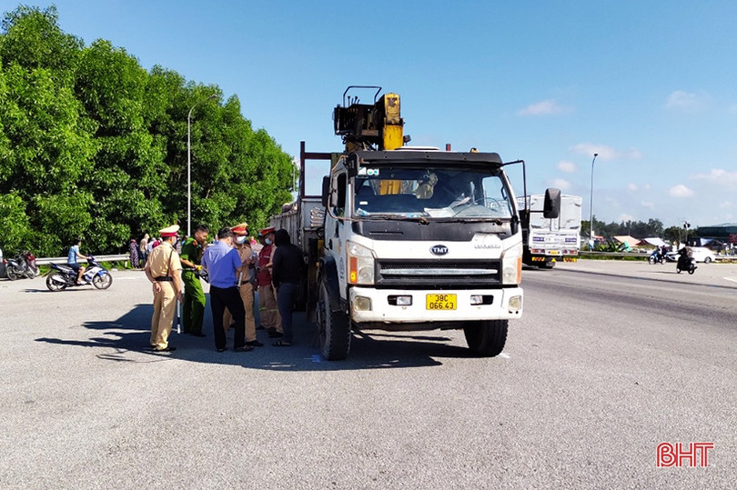 Hà Tĩnh: Va chạm giữa xe tải và xe máy điện, một phụ nữ tử vong
