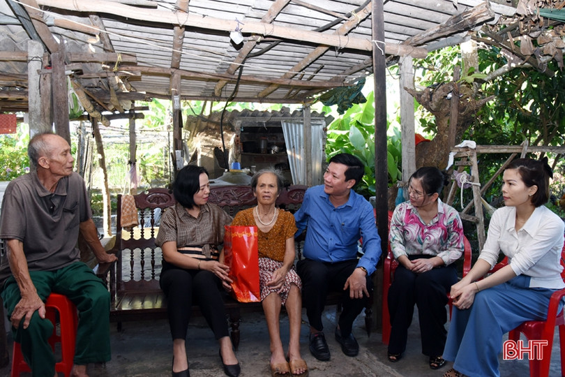 Lãnh đạo Sở LĐTB&XH tặng quà các thương binh ở huyện Kỳ Anh