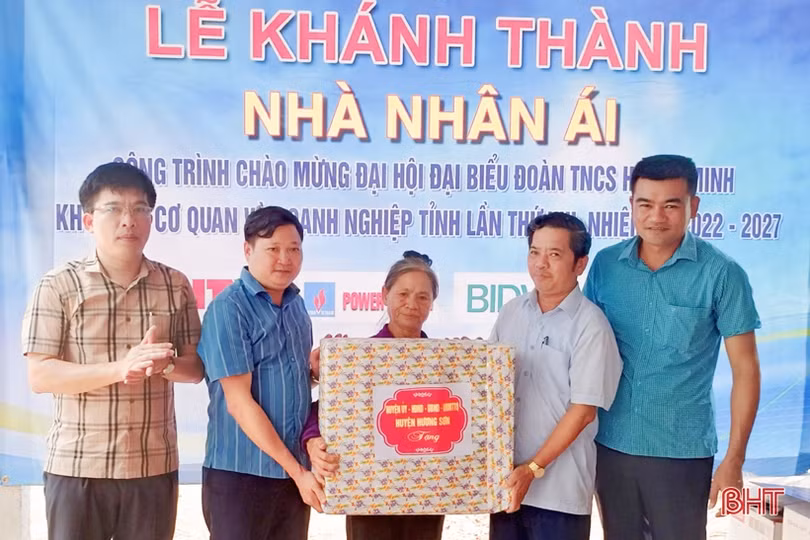 Bàn giao nhà nhân ái cho hộ nghèo ở Hương Sơn