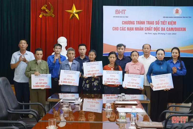 Chi đoàn Báo Hà Tĩnh trao tặng 15 sổ tiết kiệm cho các nạn nhân chất độc da cam