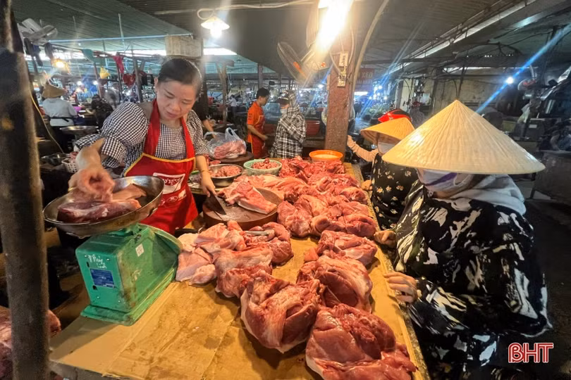 Giá xăng giảm sâu, giá hàng hóa thiết yếu vẫn neo cao