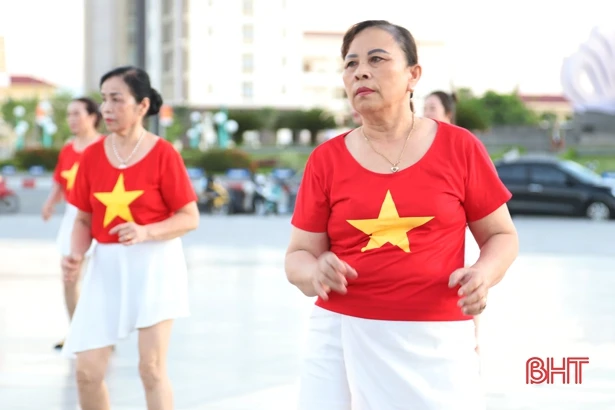 Cô giáo Hà Tĩnh lan tỏa tình yêu với khiêu vũ