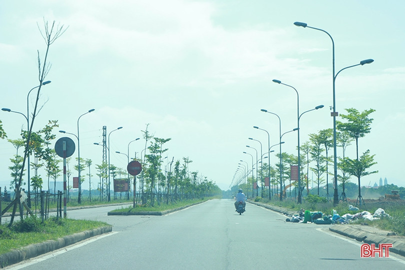 Tái diễn tình trạng rác chất đống trên đường Ngô Quyền, TP Hà Tĩnh