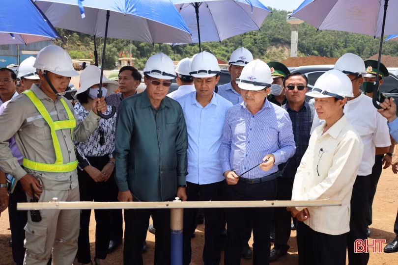 Đoàn công tác tỉnh Khăm Muộn tham quan Khu kinh tế Vũng Áng