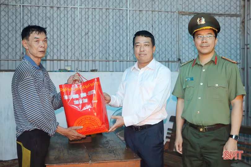 Phó Chủ tịch Thường trực HĐND tỉnh Hà Tĩnh thăm hỏi gia đình chính sách ở Hương Sơn