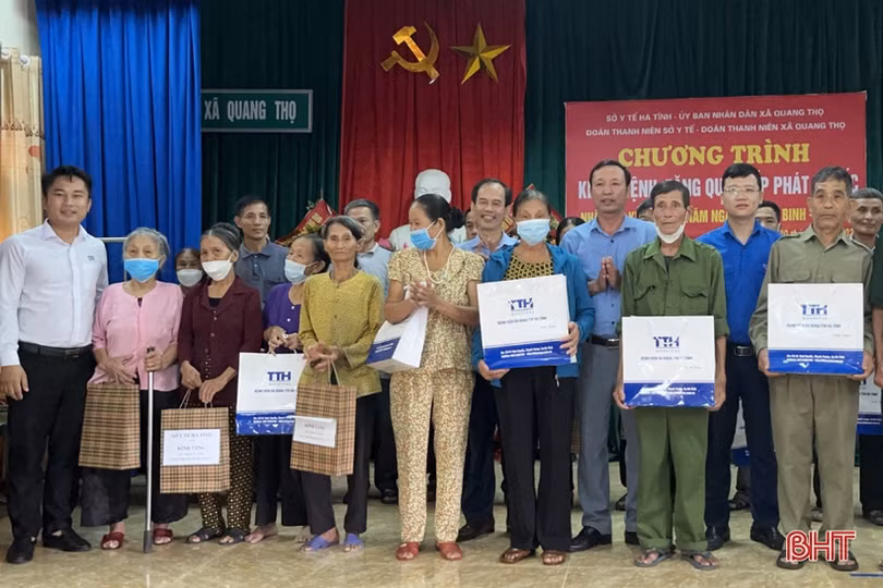 Khám, cấp phát thuốc miễn phí cho hơn 300 người dân Vũ Quang