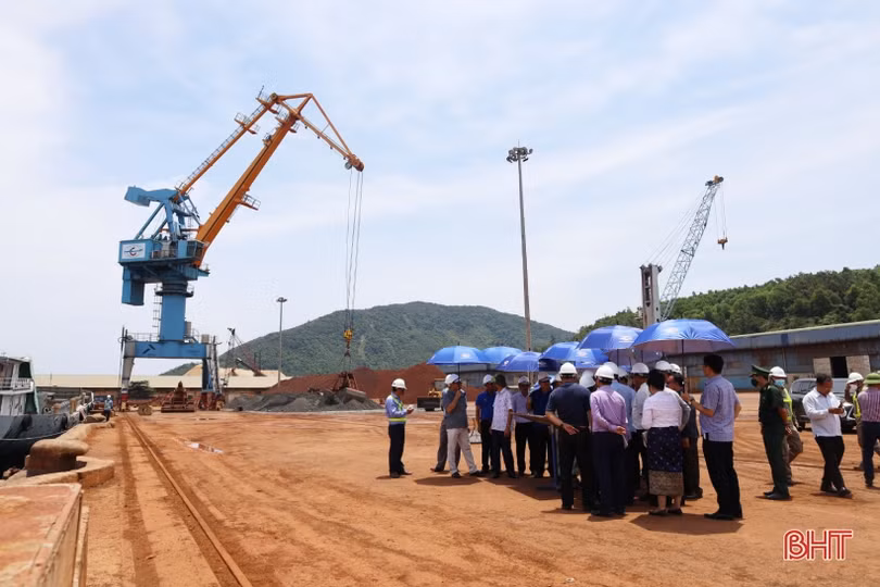 Đoàn công tác tỉnh Khăm Muộn tham quan Khu kinh tế Vũng Áng