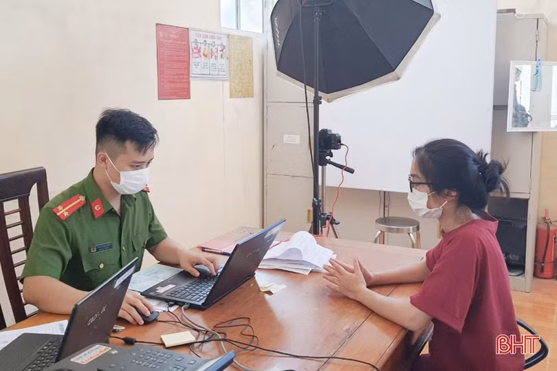 Quyết liệt triển khai cấp tài khoản định danh điện tử phục vụ chuyển đổi số