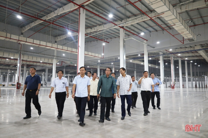 Đoàn công tác tỉnh Khăm Muộn tham quan Khu kinh tế Vũng Áng