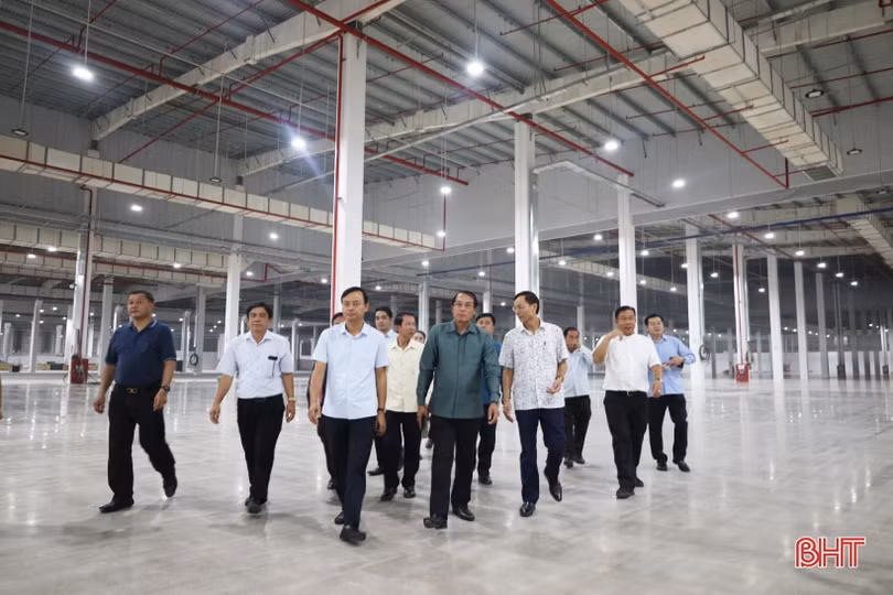 Đoàn công tác tỉnh Khăm Muộn tham quan Khu kinh tế Vũng Áng