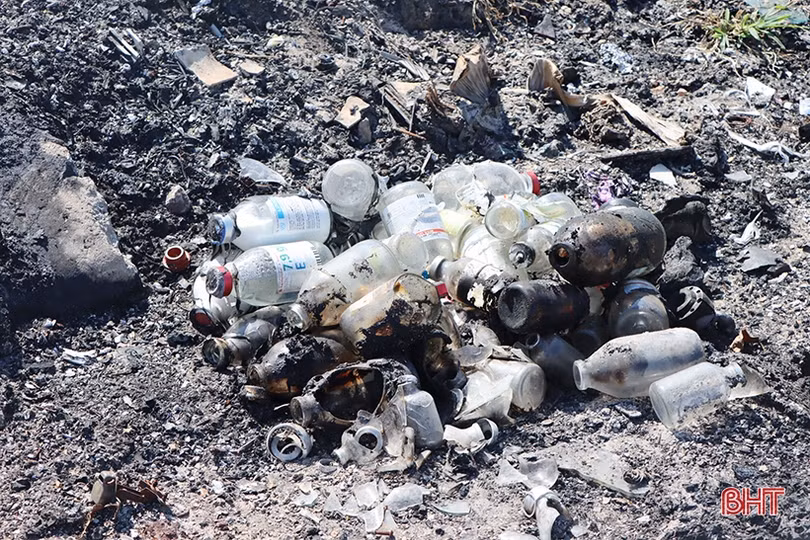 Tái diễn tình trạng rác chất đống trên đường Ngô Quyền, TP Hà Tĩnh