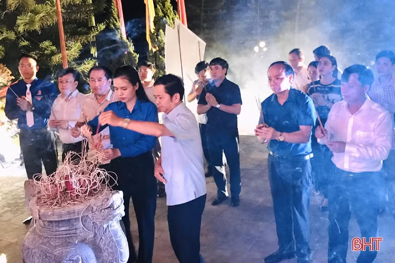 Các địa phương ở Hà Tĩnh thắp nến tri ân tưởng nhớ các anh hùng liệt sỹ