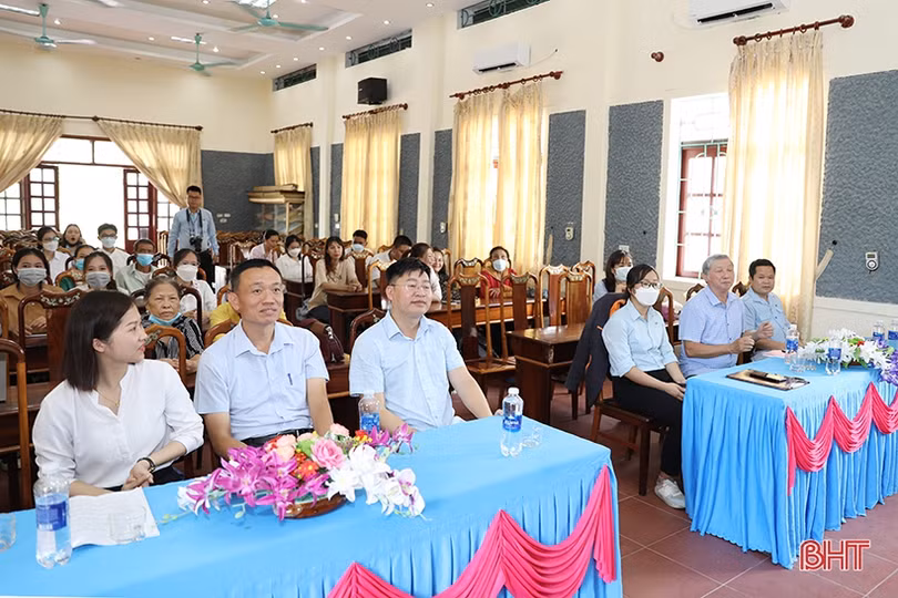 Quỹ Minh Đức - Formosa Hà Tĩnh trao học bổng cho sinh viên hoàn cảnh khó khăn 