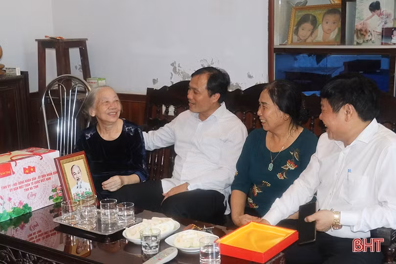 Bí thư Tỉnh ủy thăm hỏi, tặng quà người có công với cách mạng ở TP Hà Tĩnh