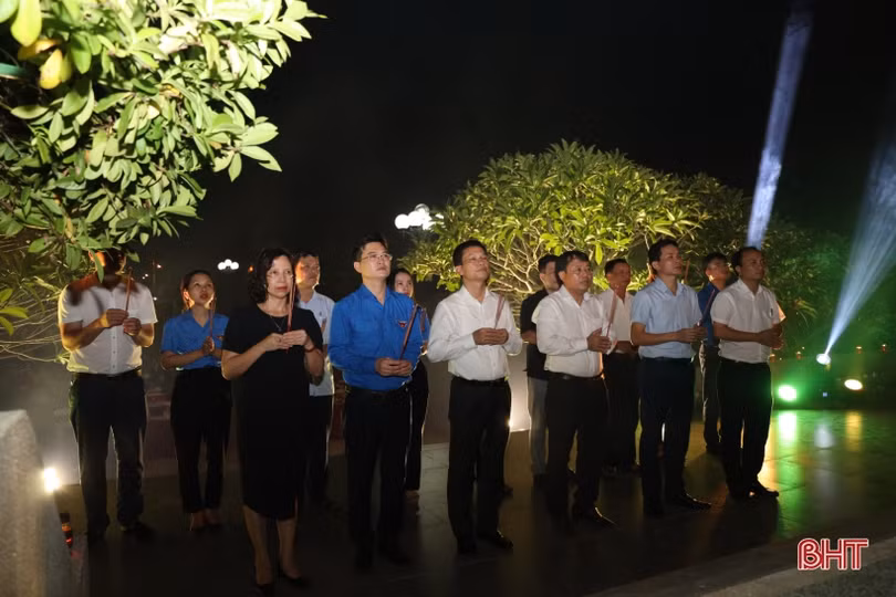 Các địa phương ở Hà Tĩnh thắp nến tri ân tưởng nhớ các anh hùng liệt sỹ