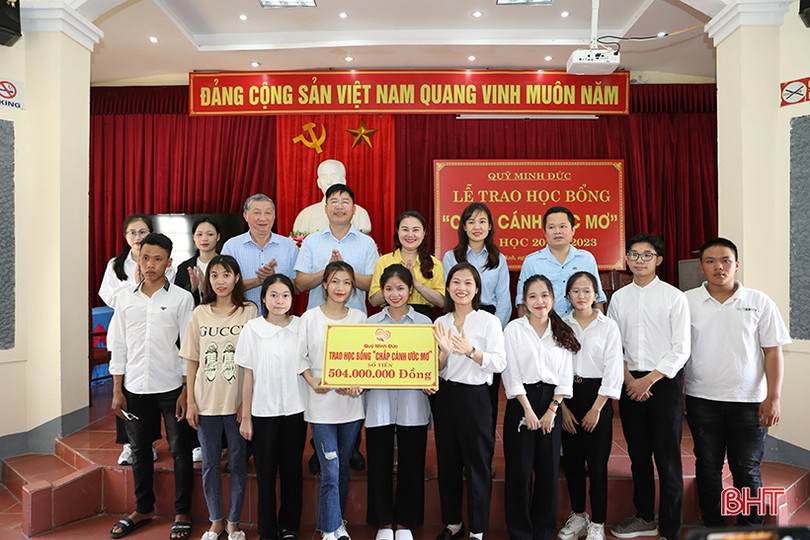 Quỹ Minh Đức - Formosa Hà Tĩnh trao học bổng cho sinh viên hoàn cảnh khó khăn