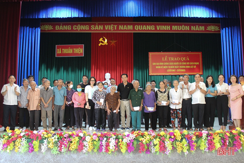 Đoàn ĐBQH Hà Tĩnh hỗ trợ 5 nhà nhân ái, tặng quà các gia đình chính sách