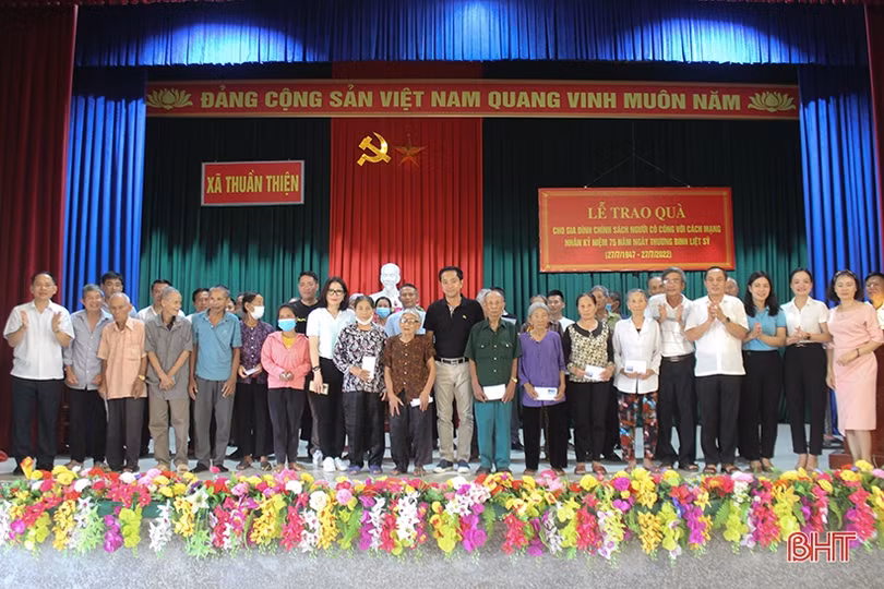 Đoàn ĐBQH Hà Tĩnh hỗ trợ 5 nhà nhân ái, tặng quà các gia đình chính sách