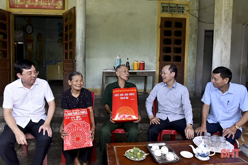 Lãnh đạo tỉnh tặng quà gia đình chính sách tại TX Kỳ Anh