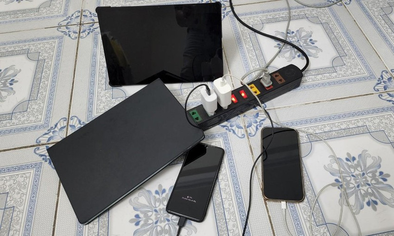 1 học sinh bị điện giật tử vong vì vừa chơi điện thoại vừa sạc pin