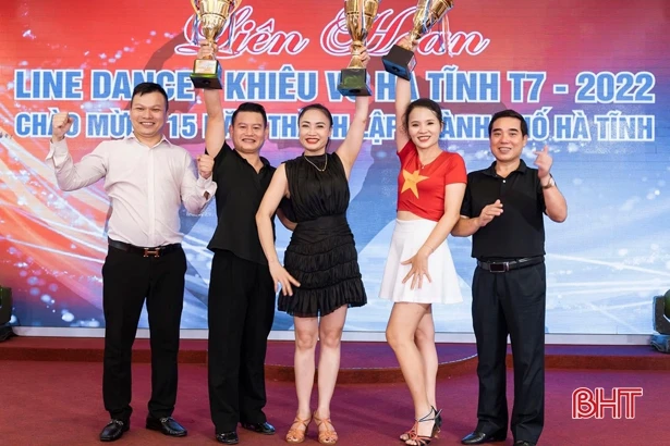 Cô giáo Hà Tĩnh lan tỏa tình yêu với khiêu vũ