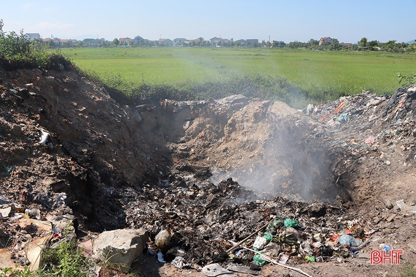 Tái diễn tình trạng rác chất đống trên đường Ngô Quyền, TP Hà Tĩnh