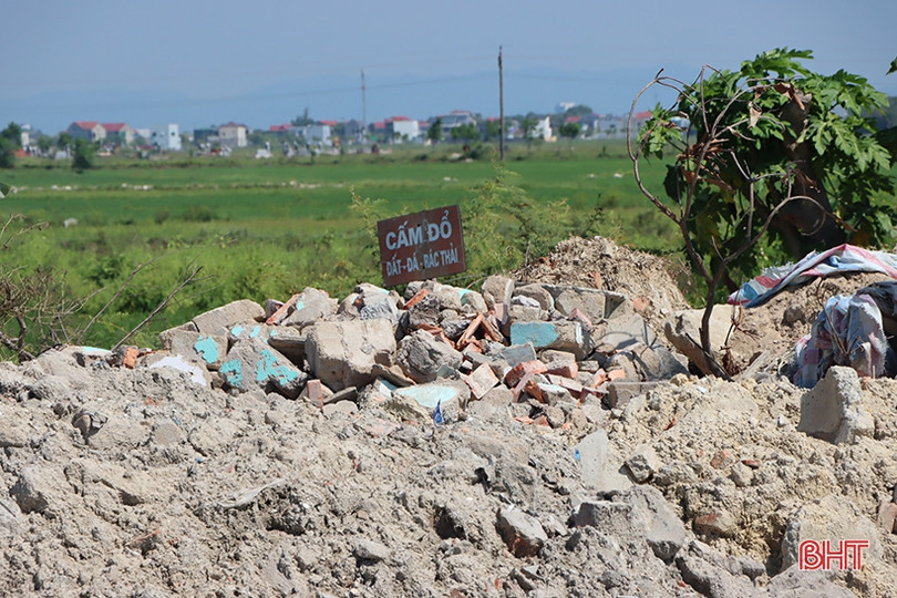 Tái diễn tình trạng rác chất đống trên đường Ngô Quyền, TP Hà Tĩnh