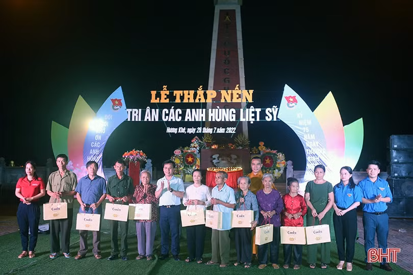 Các địa phương ở Hà Tĩnh thắp nến tri ân tưởng nhớ các anh hùng liệt sỹ