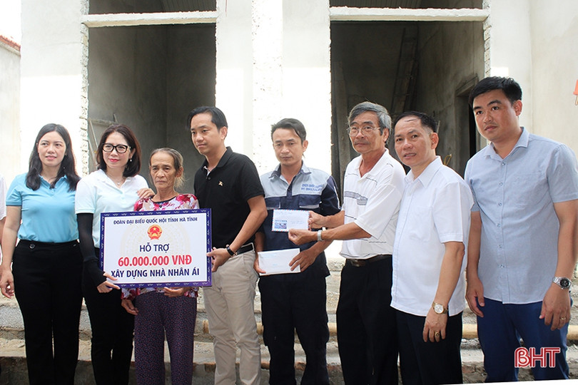 Đoàn ĐBQH Hà Tĩnh hỗ trợ 5 nhà nhân ái, tặng quà các gia đình chính sách