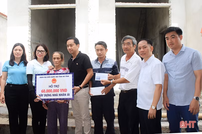 Đoàn ĐBQH Hà Tĩnh hỗ trợ 5 nhà nhân ái, tặng quà các gia đình chính sách