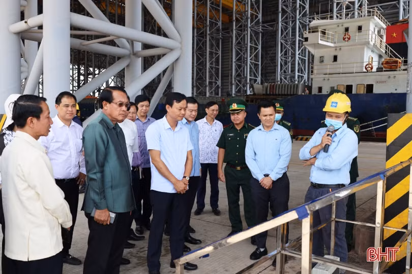 Đoàn công tác tỉnh Khăm Muộn tham quan Khu kinh tế Vũng Áng