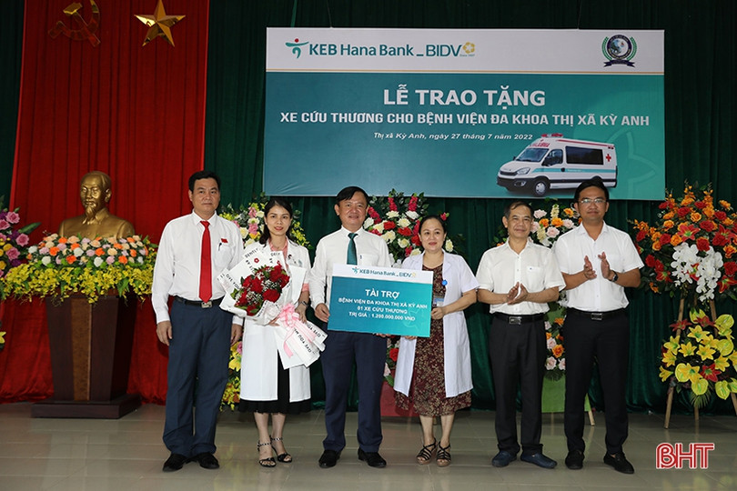 KEB Hana Bank và BIDV Nam Hà Tĩnh trao tặng xe cứu thương cho Bệnh viện Đa khoa TX Kỳ Anh