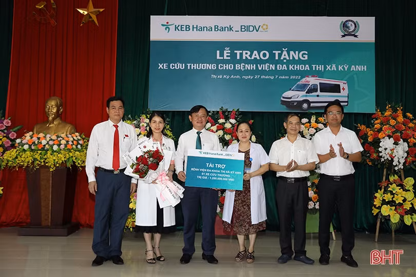 KEB Hana Bank và BIDV Nam Hà Tĩnh trao tặng xe cứu thương cho Bệnh viện Đa khoa TX Kỳ Anh