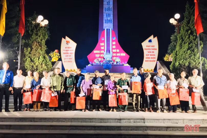 Các địa phương ở Hà Tĩnh thắp nến tri ân tưởng nhớ các anh hùng liệt sỹ