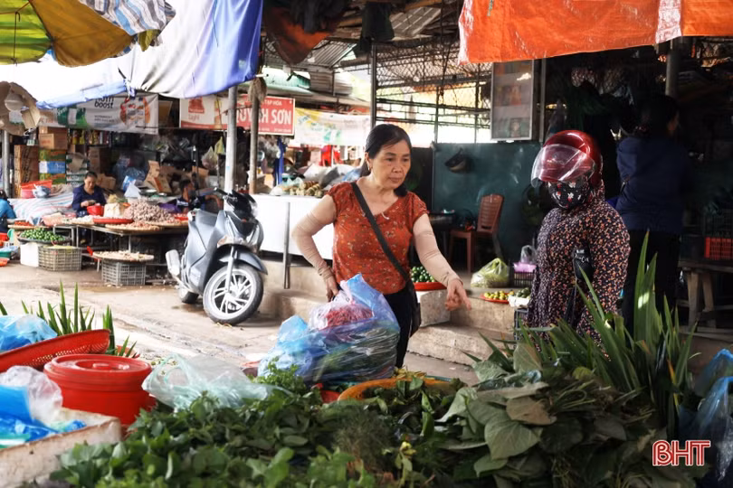 Giá xăng giảm sâu, giá hàng hóa thiết yếu vẫn neo cao