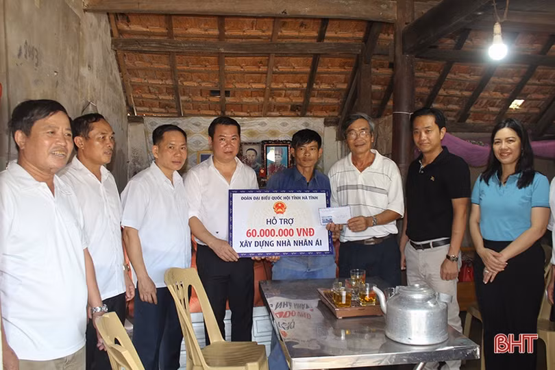 Đoàn ĐBQH Hà Tĩnh hỗ trợ 5 nhà nhân ái, tặng quà các gia đình chính sách