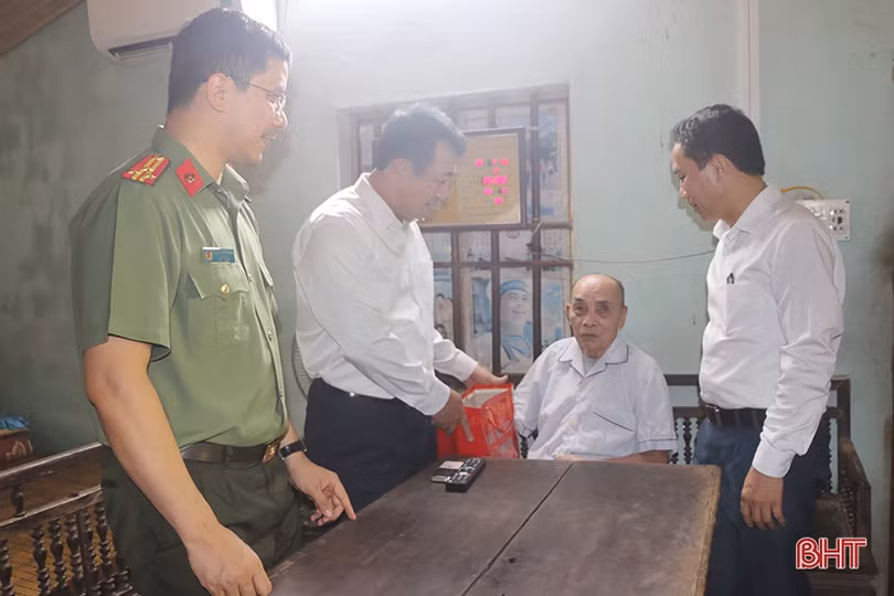 Phó Chủ tịch Thường trực HĐND tỉnh Hà Tĩnh thăm hỏi gia đình chính sách ở Hương Sơn