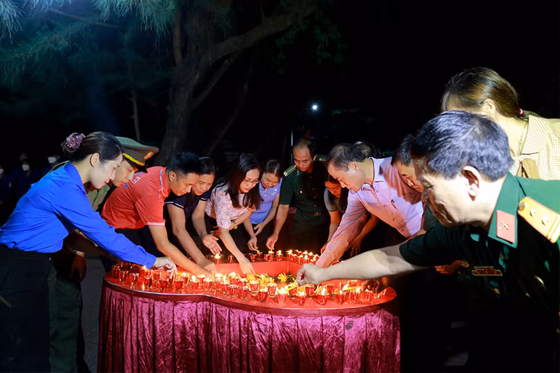 Các địa phương ở Hà Tĩnh thắp nến tri ân tưởng nhớ các anh hùng liệt sỹ