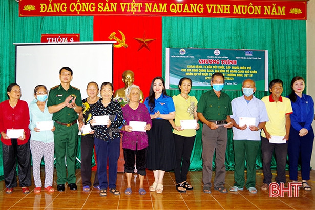 Khám bệnh, cấp thuốc miễn phí cho 200 lượt bà con vùng biên khó khăn ở Hương Sơn