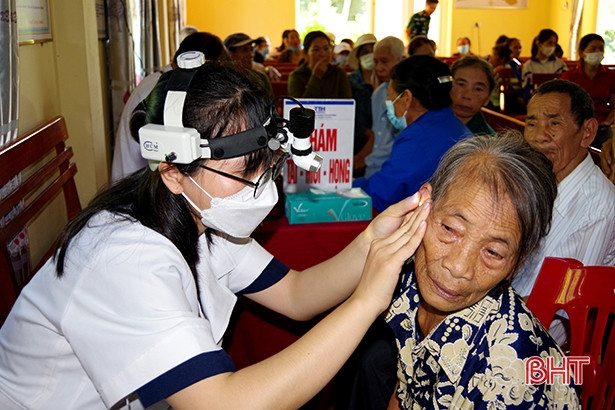 Khám bệnh, cấp thuốc miễn phí cho 200 lượt bà con vùng biên khó khăn ở Hương Sơn