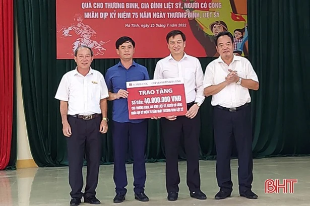 Bí thư Đảng ủy Khối CCQ&DN tỉnh thăm gia đình chính sách tại Thạch Hà