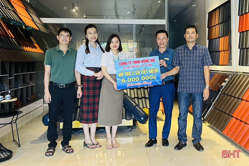 Chi đoàn Báo Hà Tĩnh trao tặng 15 sổ tiết kiệm cho các nạn nhân chất độc da cam