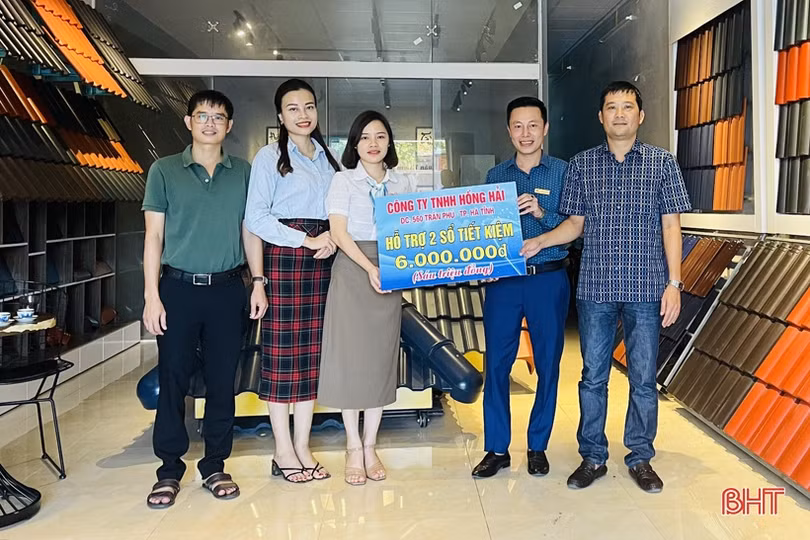 Chi đoàn Báo Hà Tĩnh trao tặng 15 sổ tiết kiệm cho các nạn nhân chất độc da cam