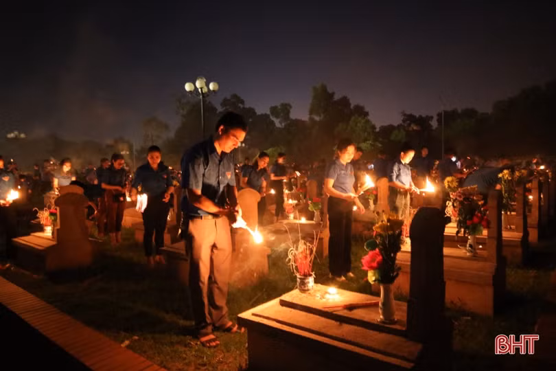 Các địa phương ở Hà Tĩnh thắp nến tri ân tưởng nhớ các anh hùng liệt sỹ