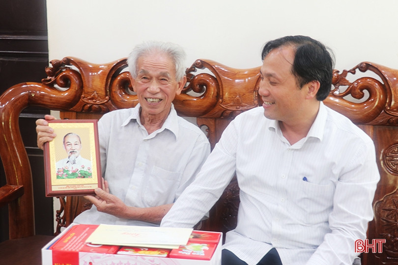 Bí thư Tỉnh ủy thăm hỏi, tặng quà người có công với cách mạng ở TP Hà Tĩnh