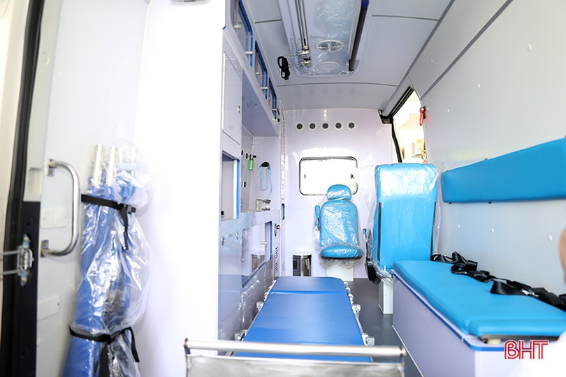 KEB Hana Bank và BIDV Nam Hà Tĩnh trao tặng xe cứu thương cho Bệnh viện Đa khoa TX Kỳ Anh